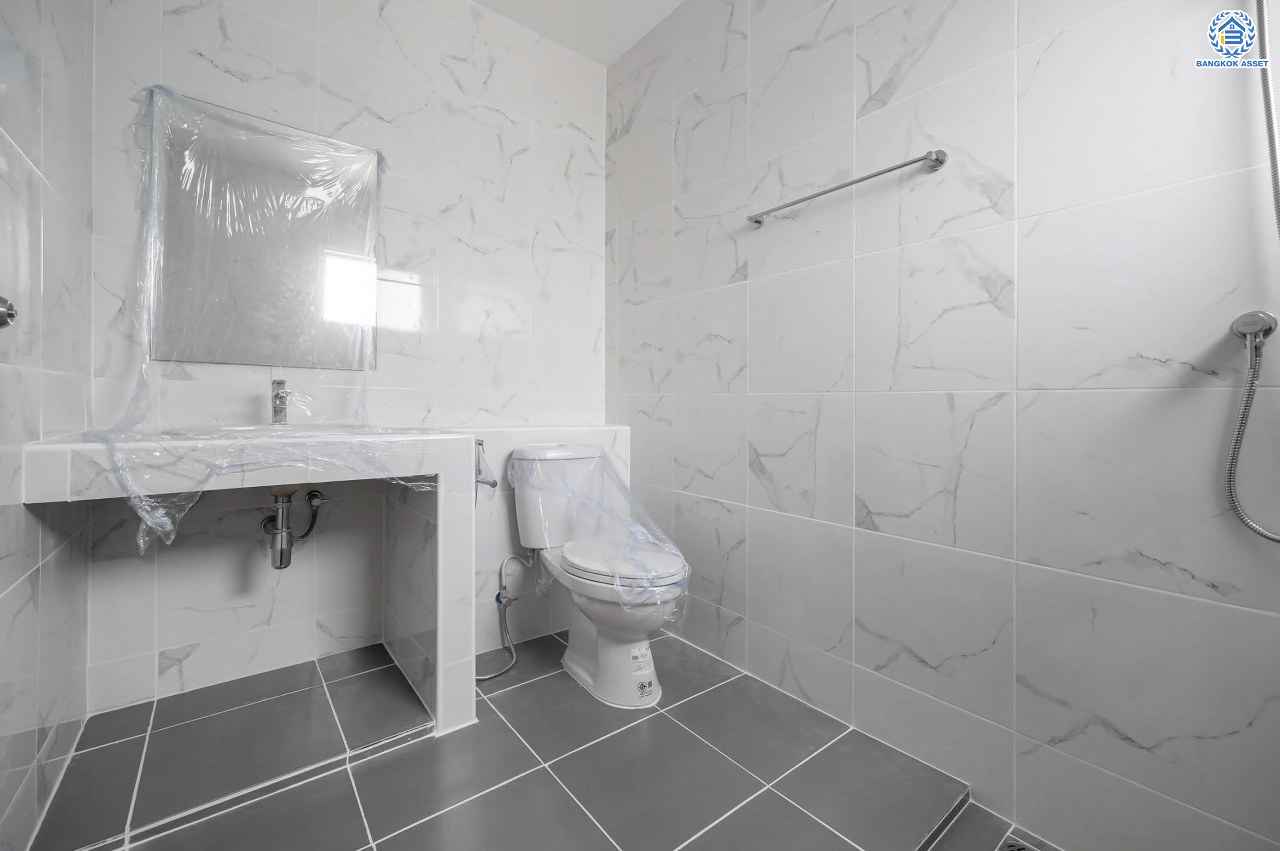 บ้านมือสองตกแต่งใหม่ โครงการ ปริญลักษณ์ วงแหวน-สาทร หลังมุม เนื้อที่ 36.9 ตร.ว. ฟังก์ชัน 3 ห้องนอน 4 ห้องน้ำ 2 ที่จอดรถ ภายในกว้าง พื้นที่ใช้สอยเยอะ บนทำเลเดินทางสะดวก ติดถนนกาญจนาภิเษก เชื่อมต่อถนนเพชรเกษม, ถนนกัลปพฤกษ์ ใกล้รถไฟฟ้าสายสีน้ำเงิน "สถานีหลักสอง"